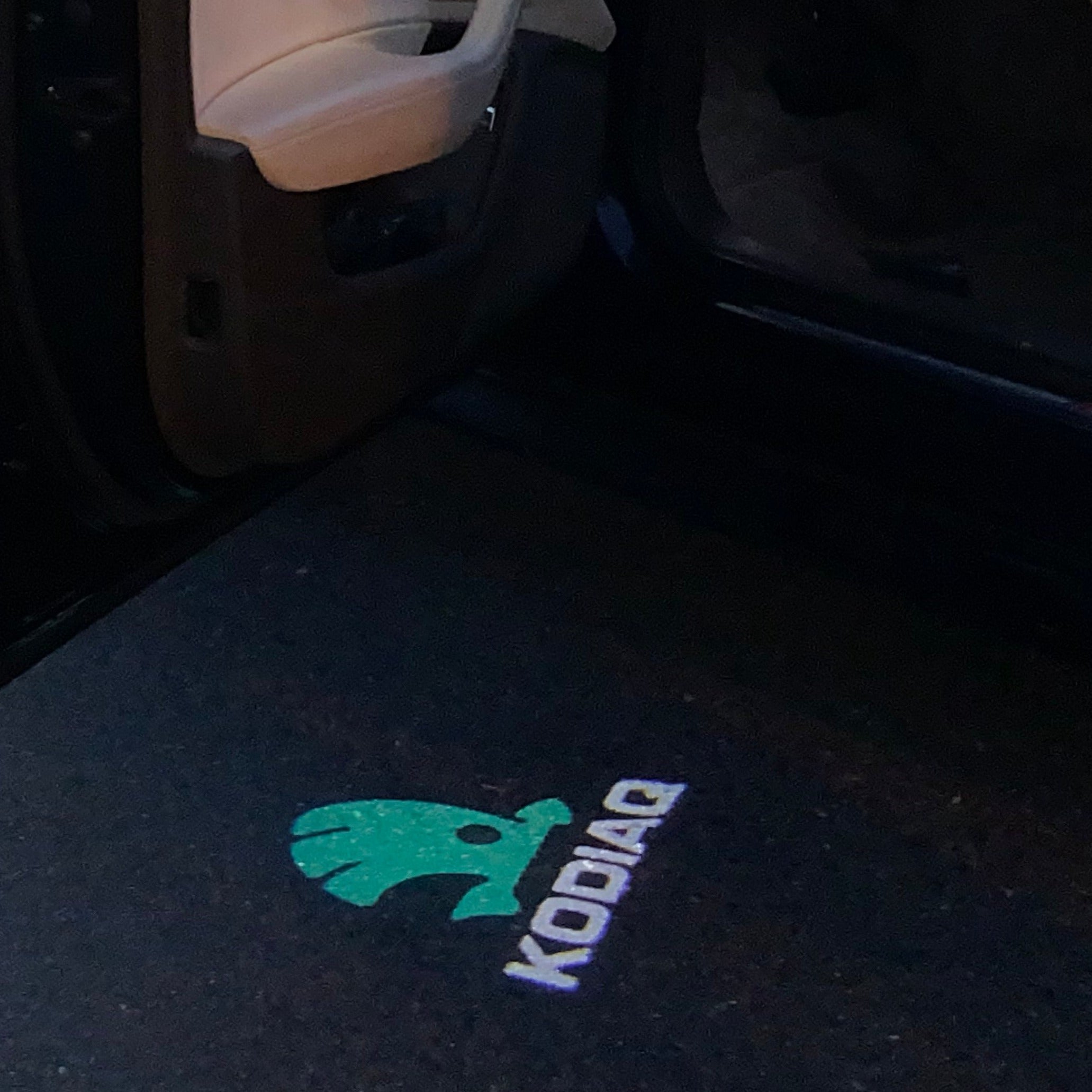 SKODA KODIAQ LOGO PROJECTOT LIGHTS Nr.76 (quantité 1 = 2 Logo Film / 2 feux de porte)
