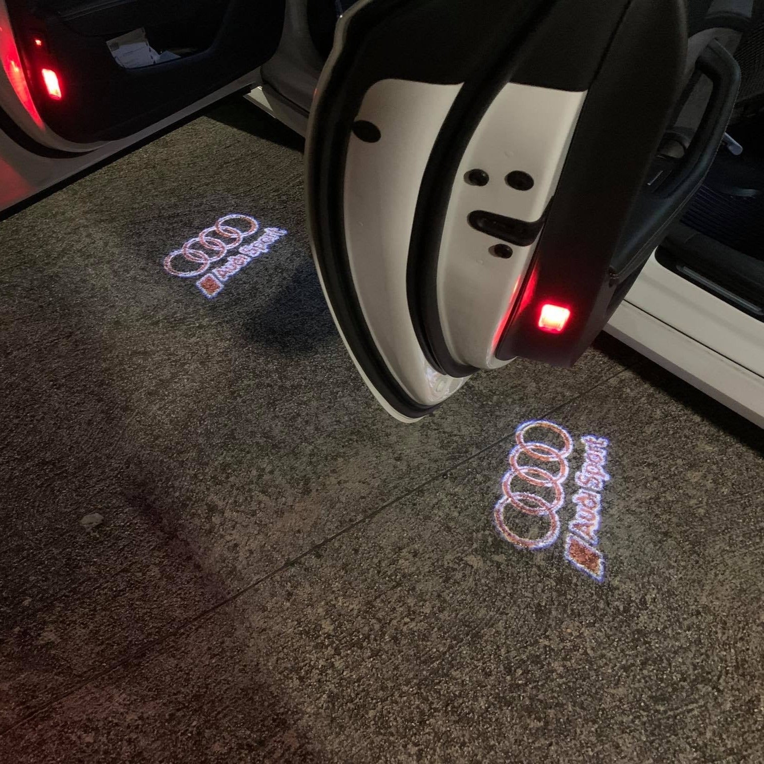 LUCI PROIETTORI LOGO AUDI SPORT Nr.30 (quantità 1 = 2 Pellicole Logo / 2 luci porta)