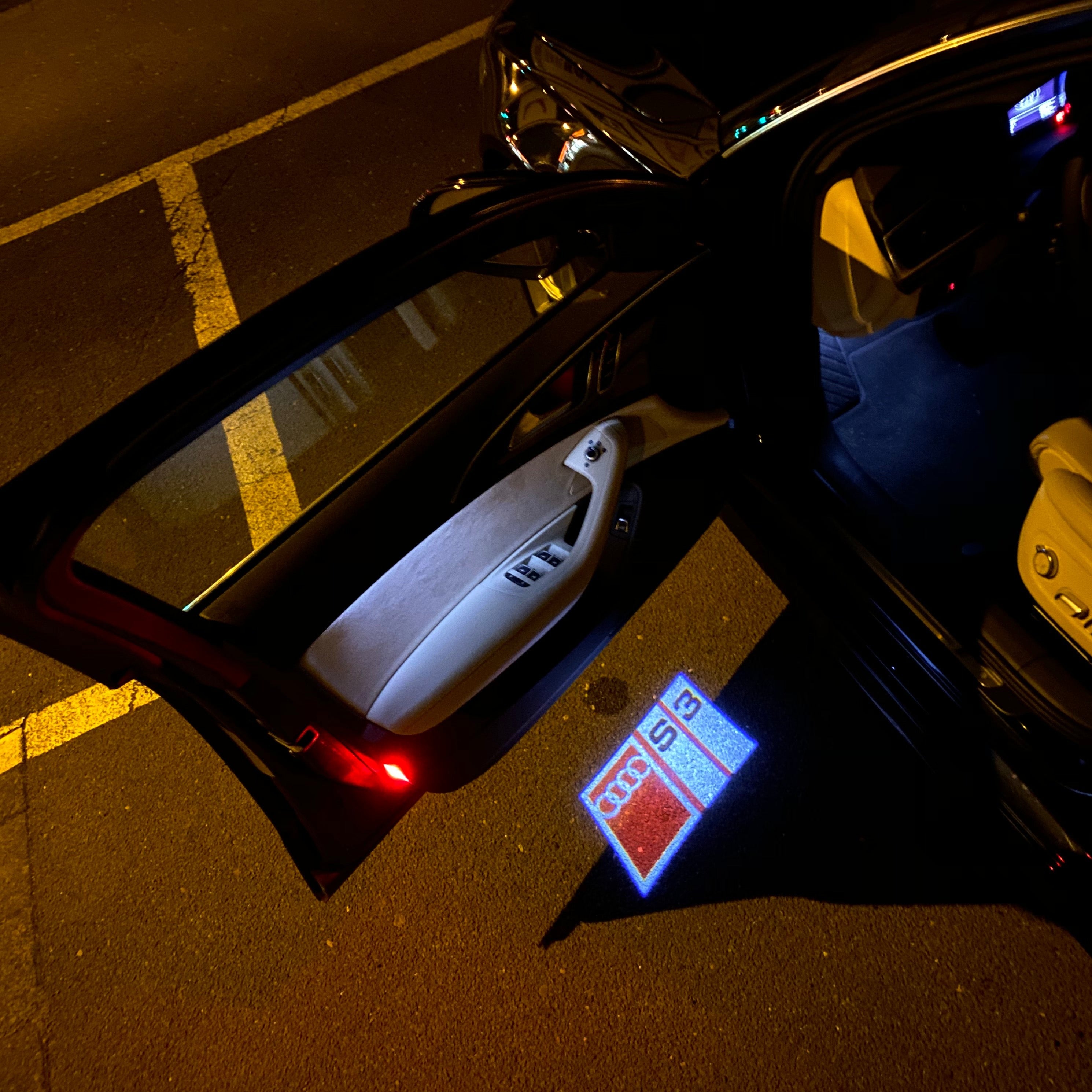 LUCES DE PROYECTOR LOGO AUDI No 153 (cantidad 1 = 2 películas con logotipo / 2 luces de puerta)