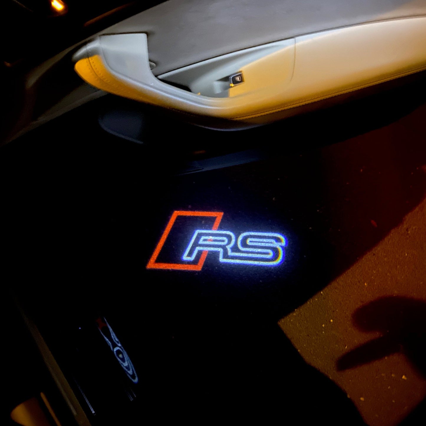 AUDI LOGO PROJECTOT LIGHTS Nr.126 (الكمية 1 = 2 Logo Films /2 أضواء الباب)