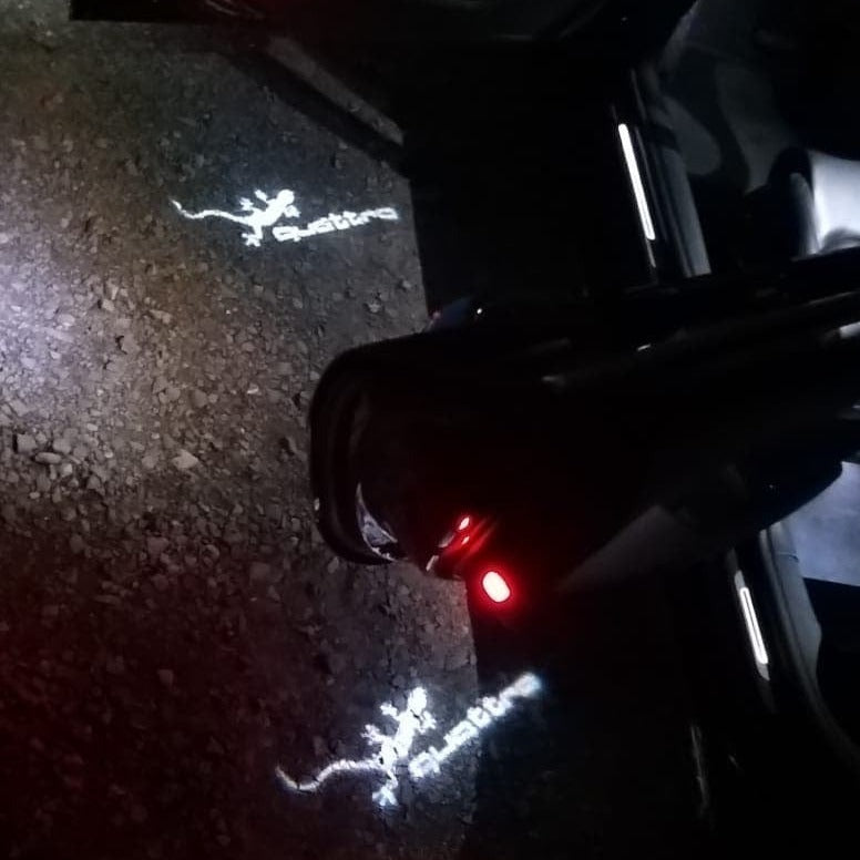 AUDI QUATTRO GECKO LOGO PROJEKTORLEUCHTEN Nr.62 (Anzahl 1 = 2 Logo Folien / 2 Türleuchten)