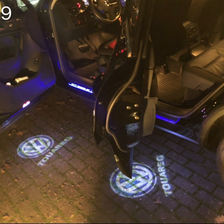 Volkswagen Türleuchten TOUAREG Logo Nr. 82 (Menge 1 = 2 Logo Folien /2 Türleuchten)