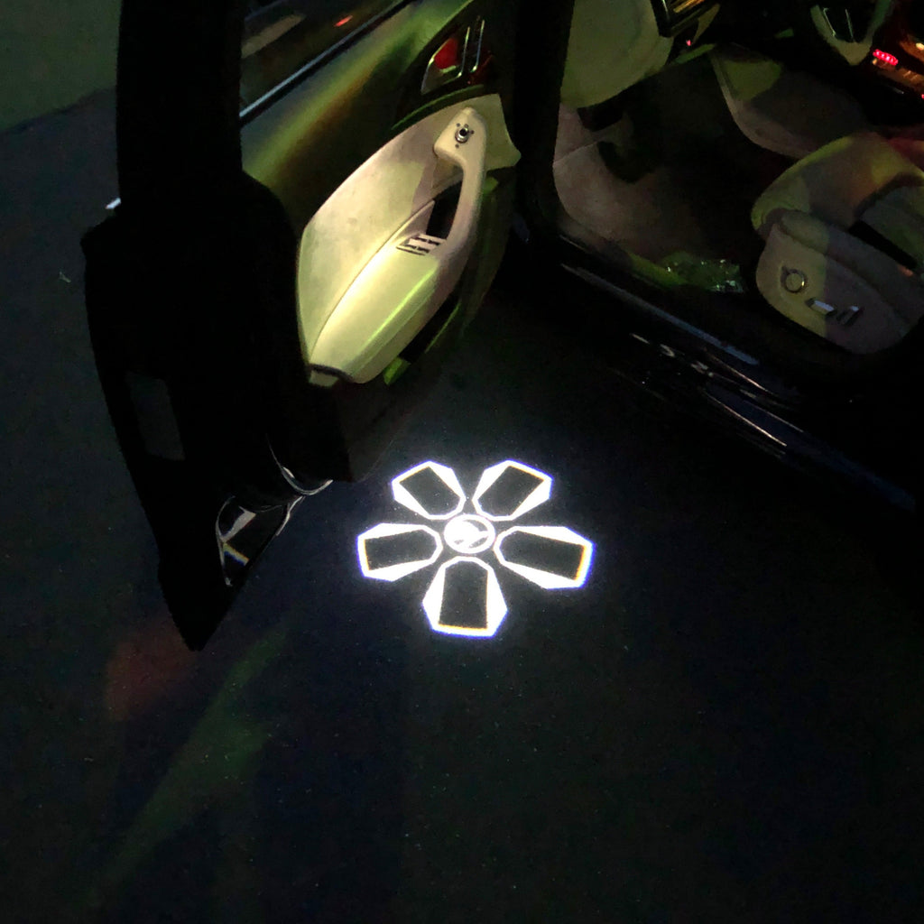 ÉCLAIRAGE DE PROJECTEUR SKODA LOGO Nr. 02 (quantité 1 = 2 film de logo / 2 lumières de porte)