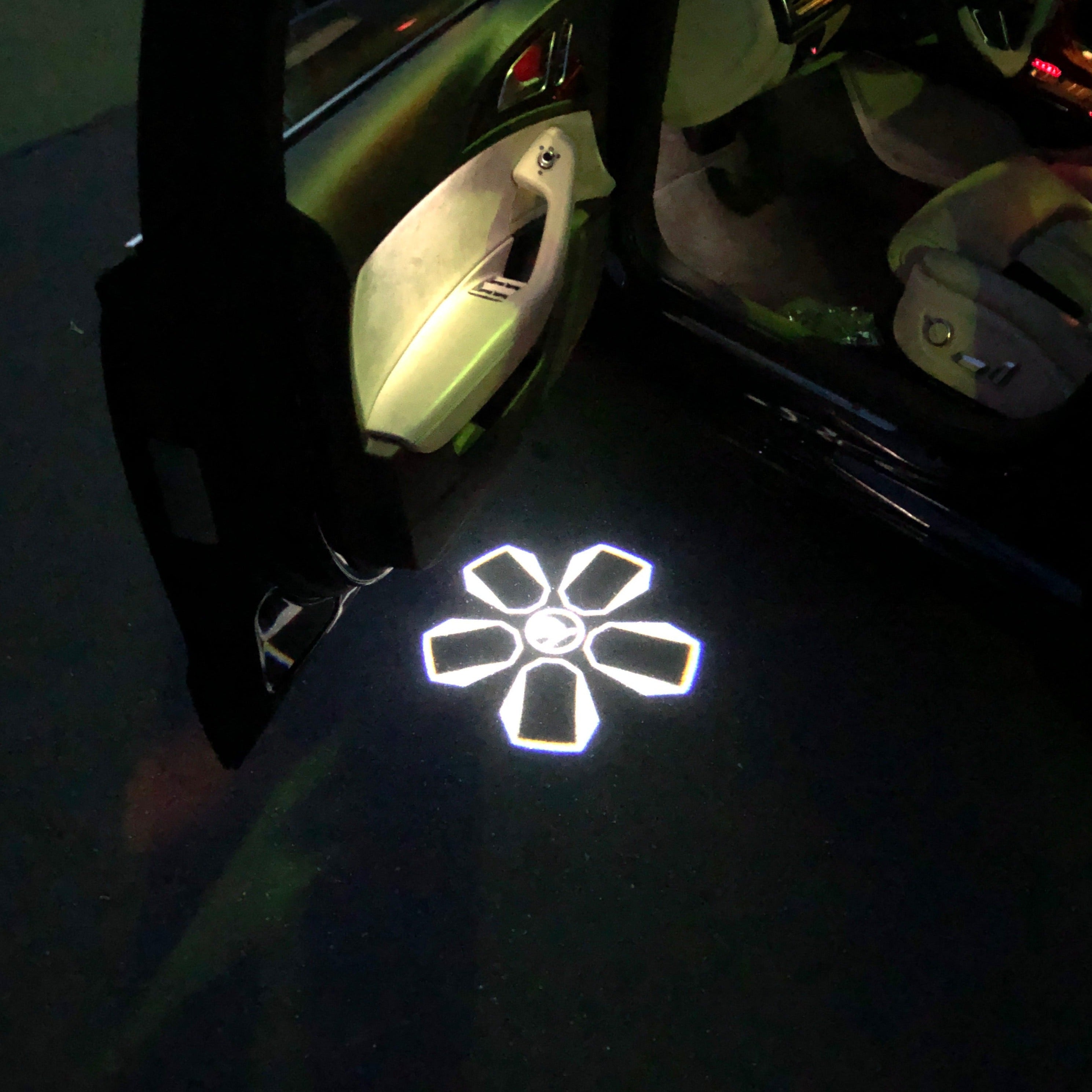 ÉCLAIRAGE DE PROJECTEUR SKODA LOGO Nr. 02 (quantité 1 = 2 film de logo / 2 lumières de porte)