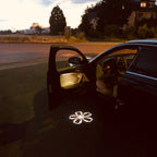 ÉCLAIRAGE DE PROJECTEUR SKODA LOGO Nr. 02 (quantité 1 = 2 film de logo / 2 lumières de porte)