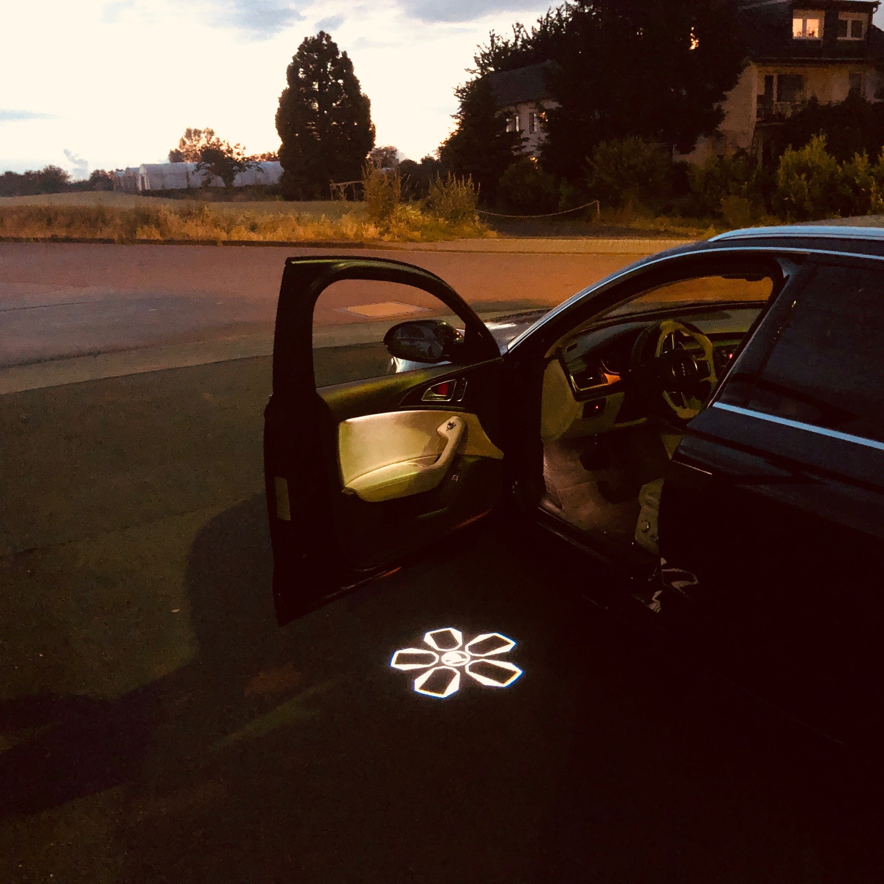 ÉCLAIRAGE DE PROJECTEUR SKODA LOGO Nr. 02 (quantité 1 = 2 film de logo / 2 lumières de porte)