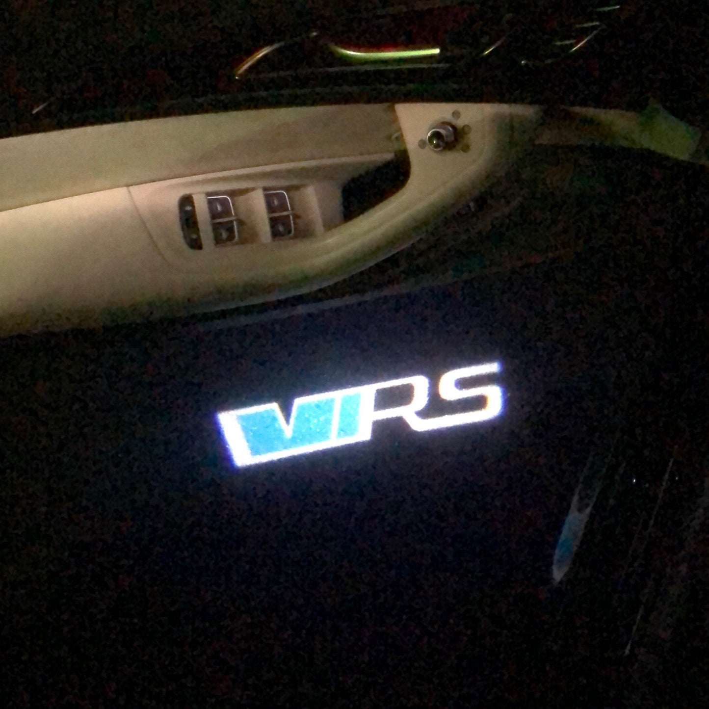 SKODA VRS LOGO PROJECTOR LIGHTS Nr.30 (الكمية 1 = 2 شعار فيلم / 2 مصباح باب)