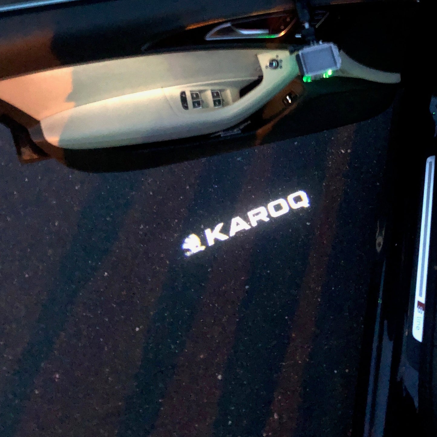 SKODA KAROQ LOGO أضواء Nr.114 (كمية 1 = 2 شعار فيلم / 2 أضواء الباب)