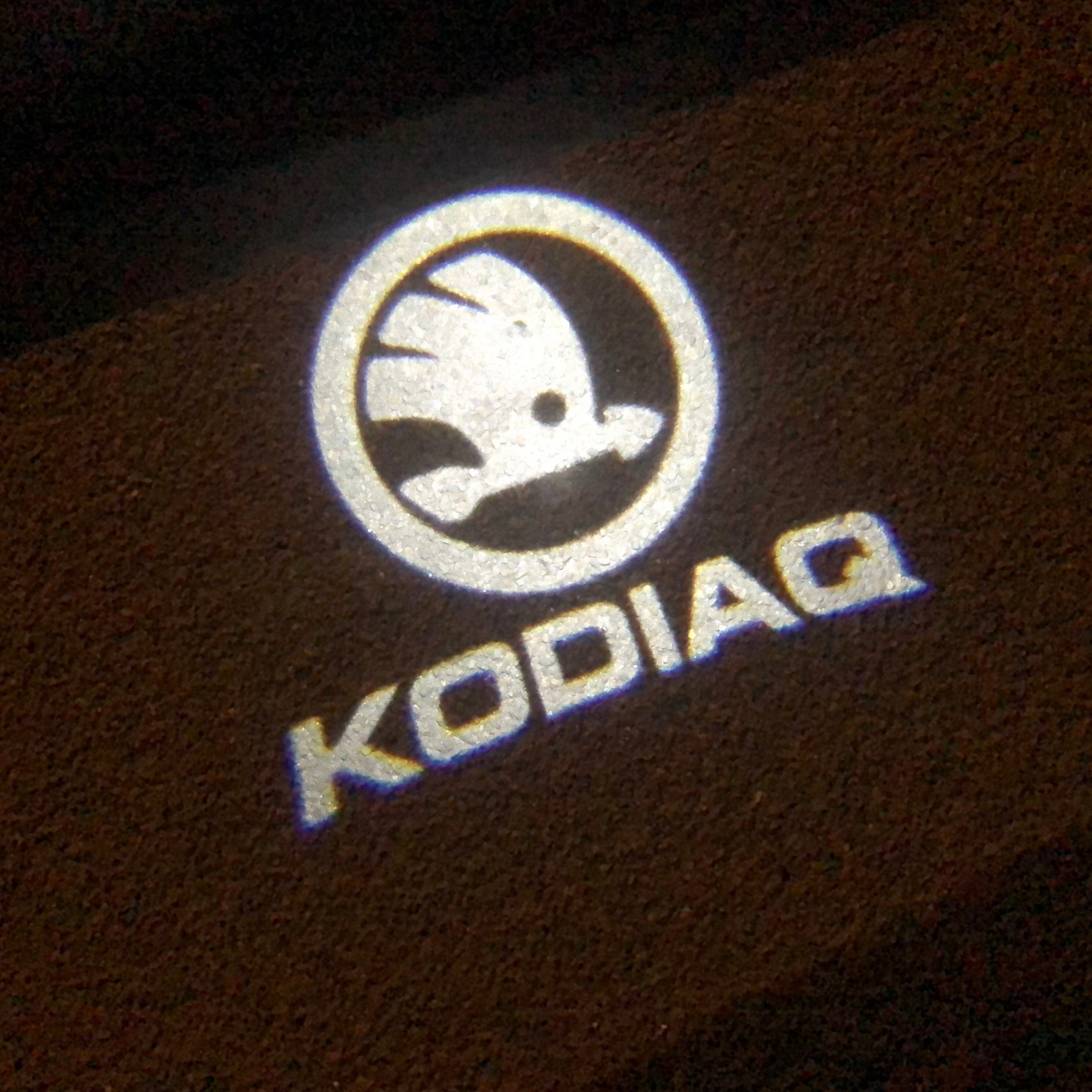 LUCES SKODA KODIAQ LOGO Nr.51 (cantidad 1 = 2 Película de logotipo / 2 luces de puerta)
