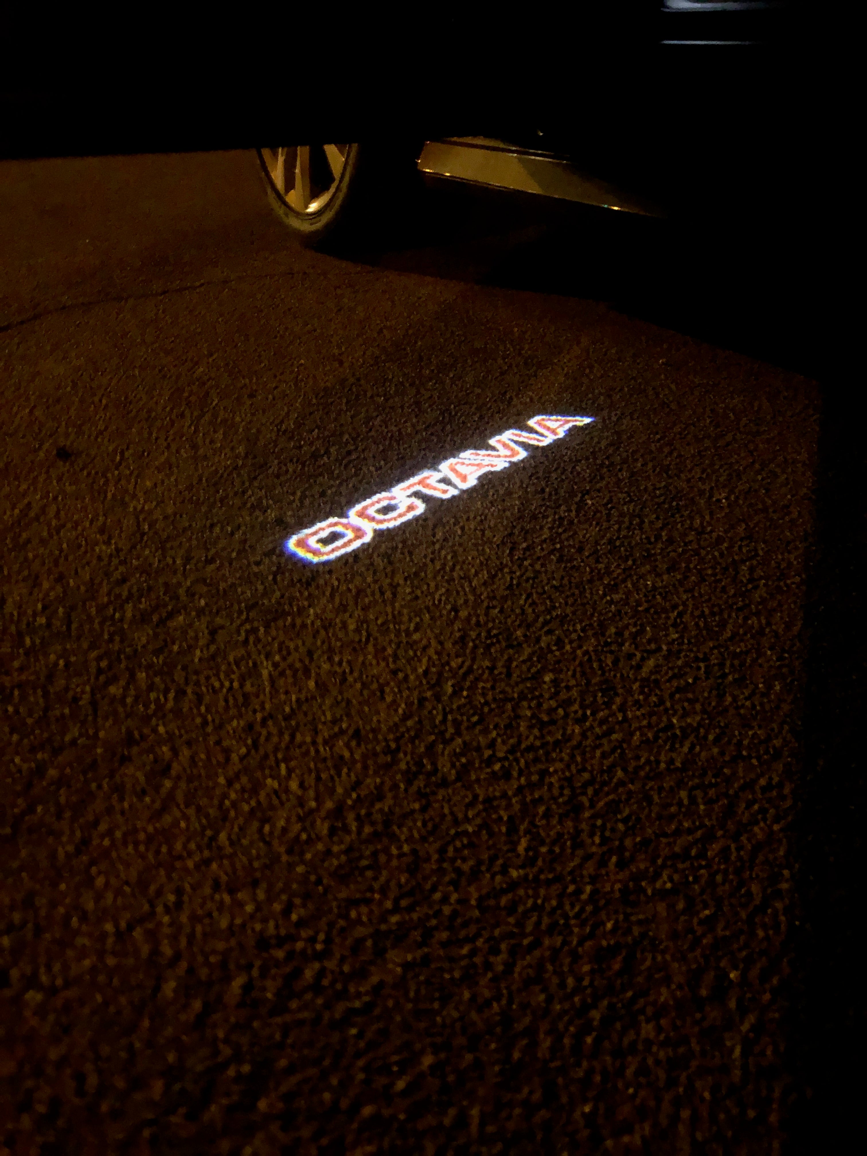 SKODA OCTAVIA LOGO LIGHTS Nr.106 (quantità 1 = 2 Logo Film / 2 luci porta)