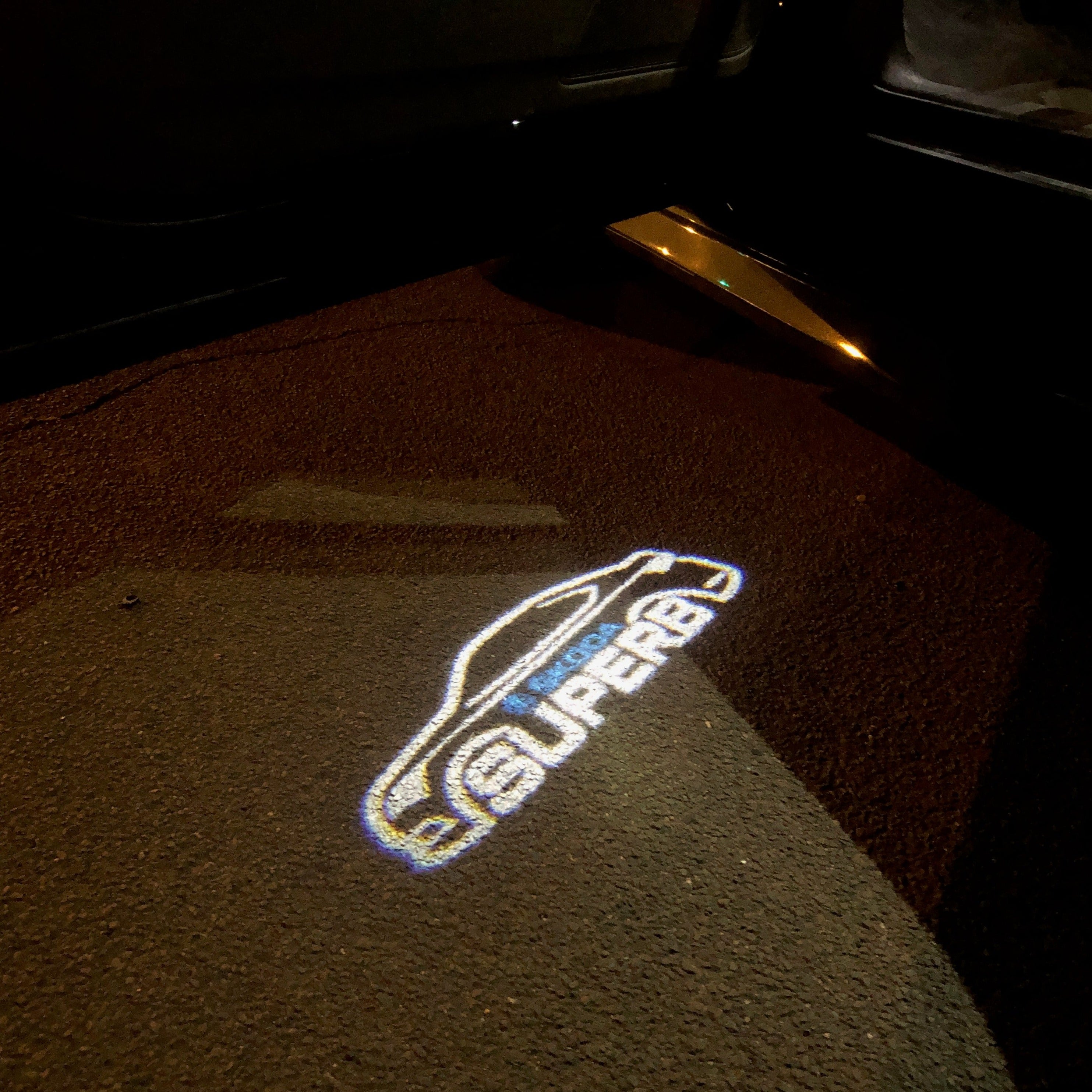 SKODA LOGO PROJECTOT LIGHTS Nr.69 (Menge 1 = 2 Logo Film / 2 Türleuchten)