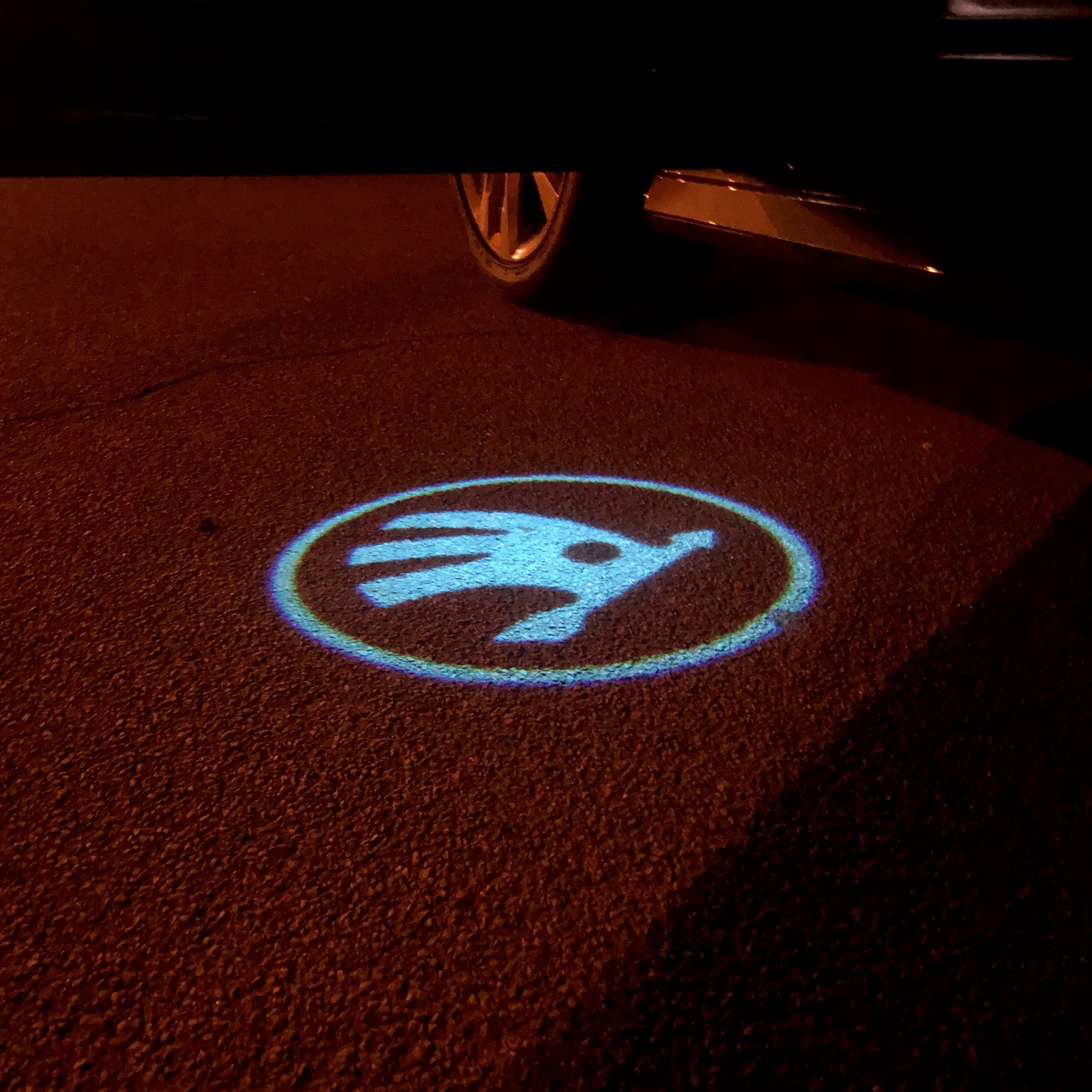 SKODA LOGO PROJECTOR LIGHTS Nr.11 (الكمية 1 = 2 شعار فيلم / 2 مصباح باب)
