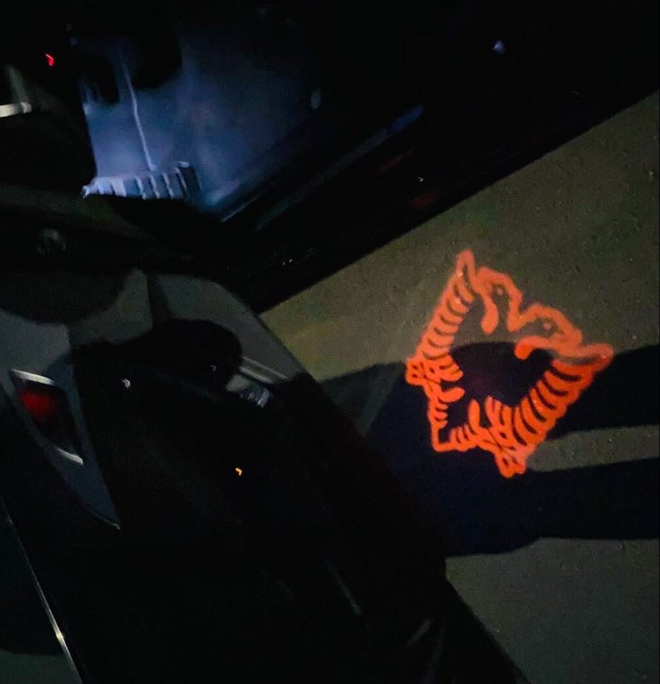 شعار العلم الوطني لألبانيا (الكمية 1 = 1 مجموعة / 2 شعار يمكن أن يحل محل أضواء شعارات أخرى)