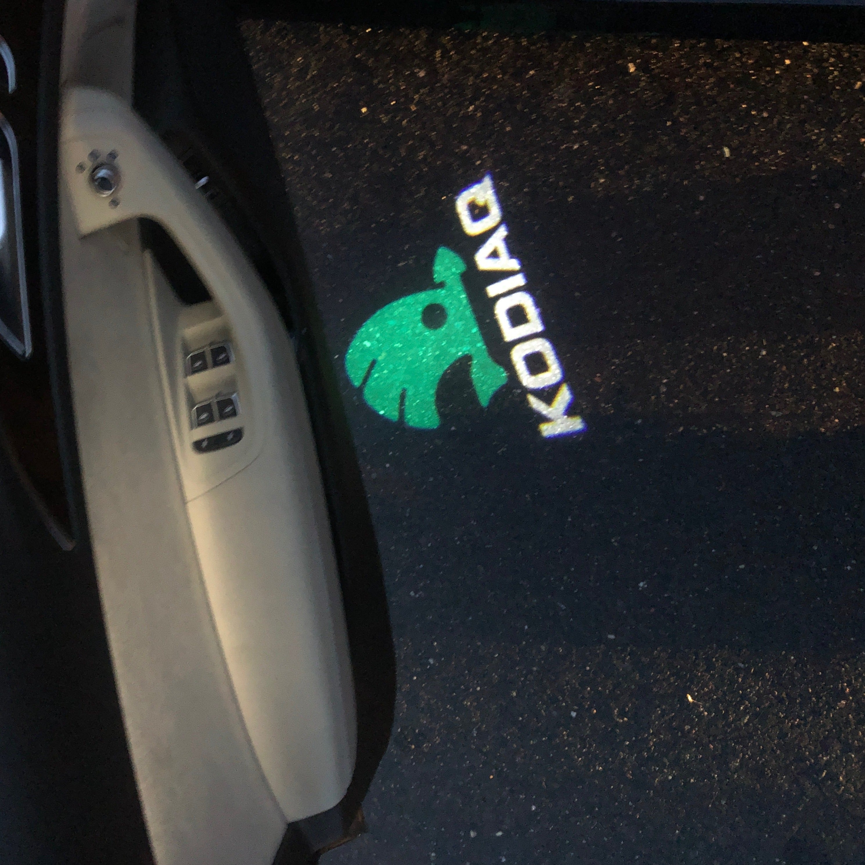 SKODA KODIAQ LOGO PROJECTOT LIGHTS Nr.76 (quantité 1 = 2 Logo Film / 2 feux de porte)