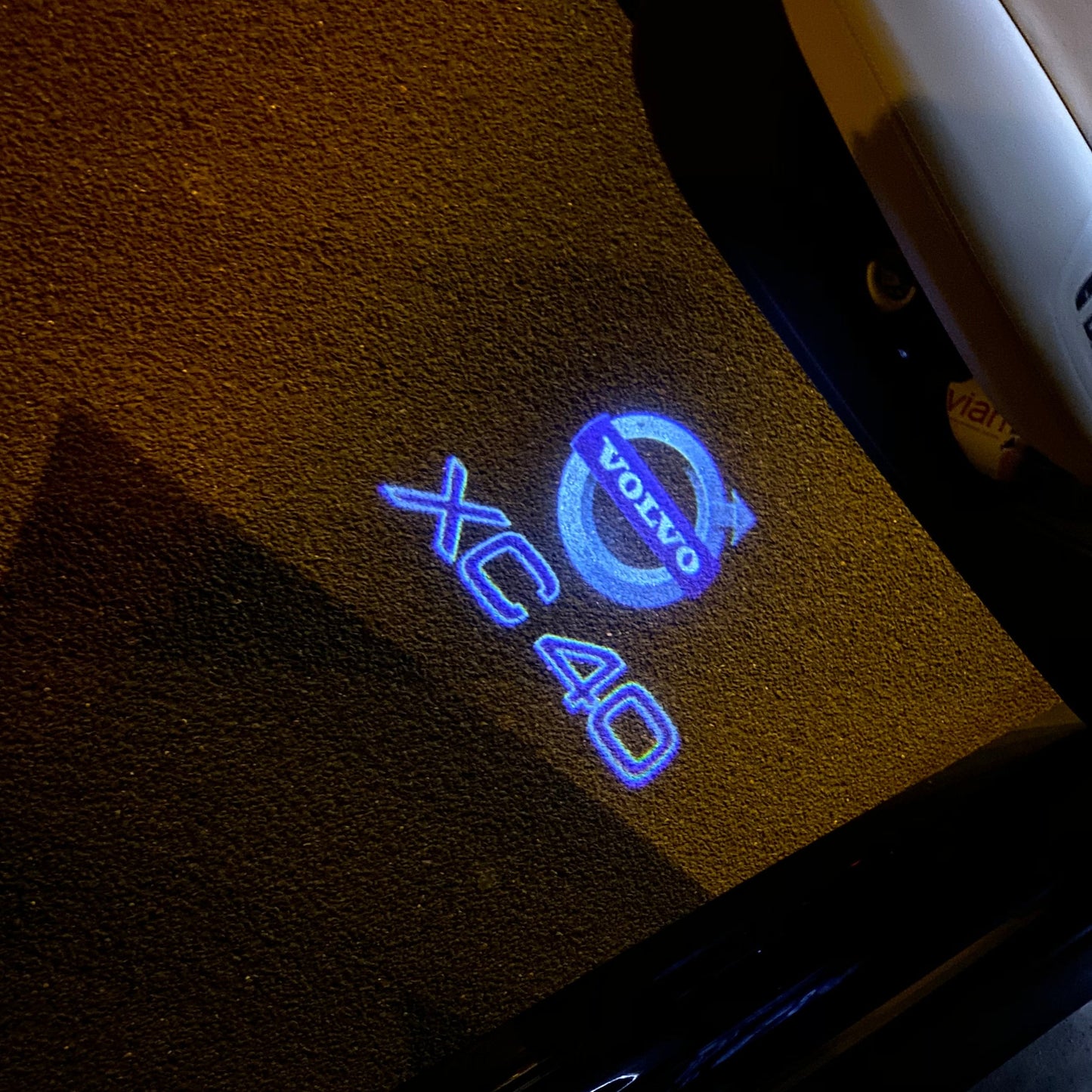 XC 40 LOGO PROJECROTR LIGHTS Nr.33 (cantidad 1 = 2 logo película / 2 luces de puerta)