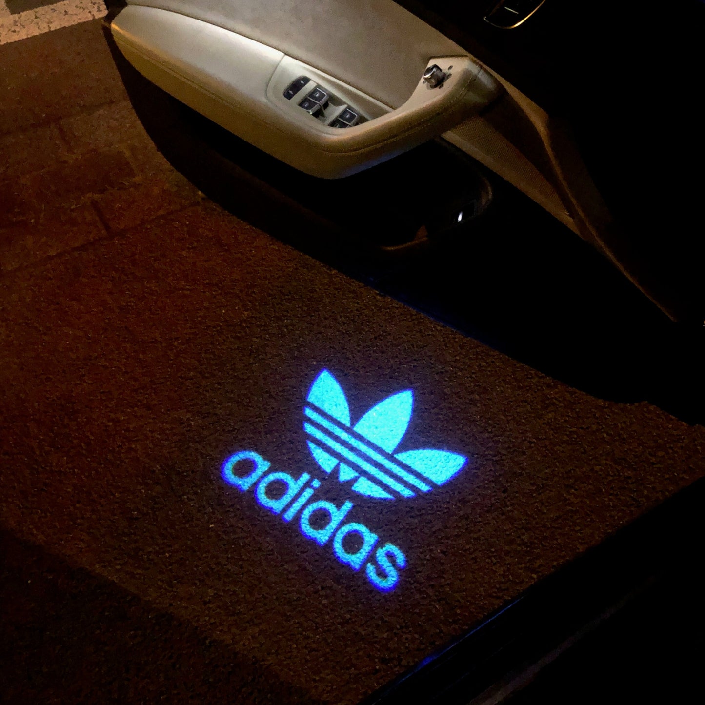 Logotipo de ADIDAS Nr.228 (cantidad 1 = 1 juegos / 2 luces de puerta)