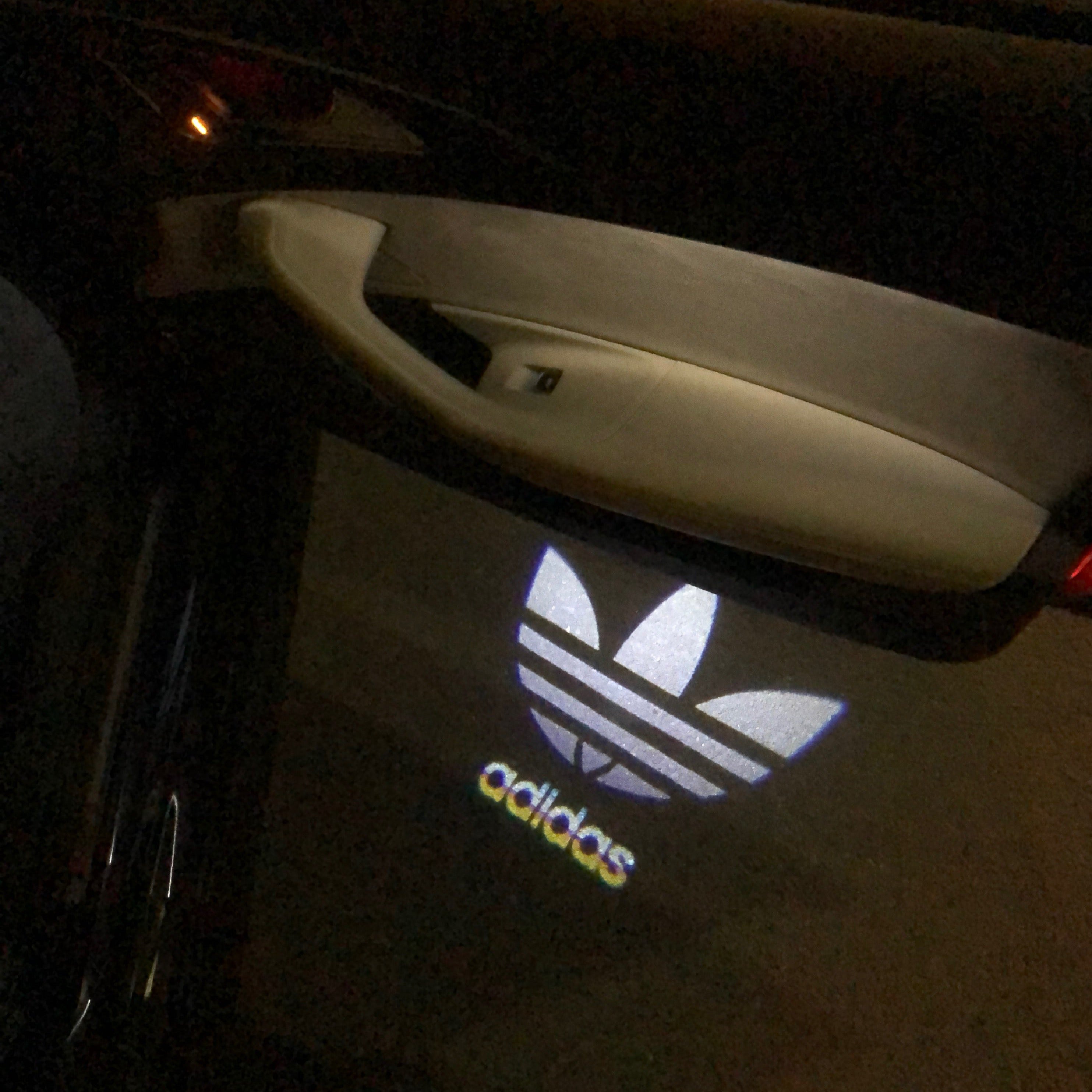 Adidas Logo Nr.227 (quantité 1 = 1 ensemble/2 feux de porte)