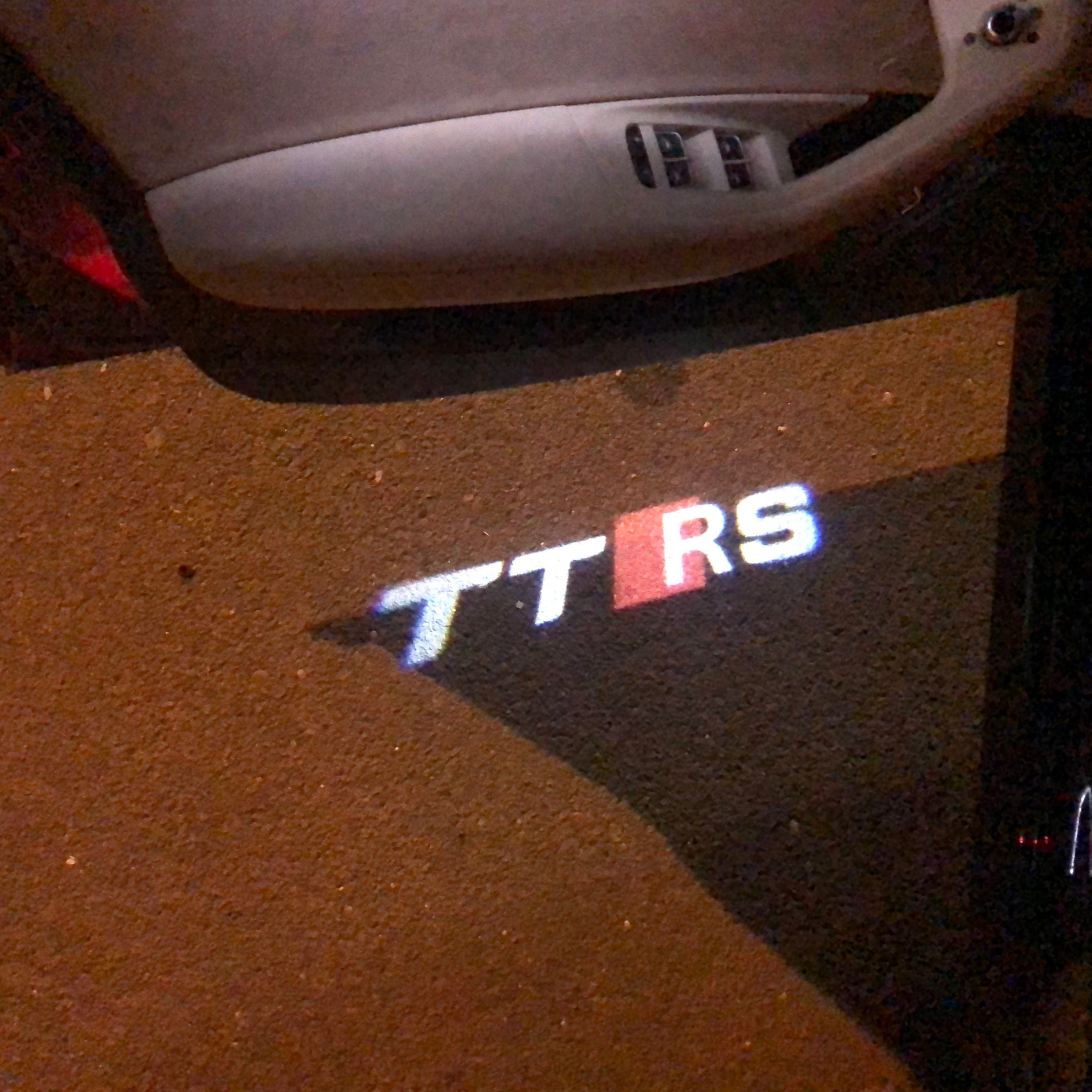 AUDI TTRS LOGO PROJECROTR LUCES Nr.22 (cantidad 1 = 2 películas con logotipo / 2 luces de puerta）