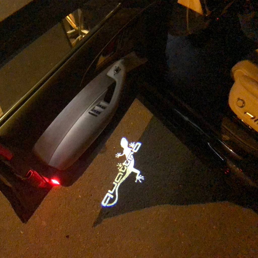 AUDI QUATTRO GECKO LOGO PROJECTOT LIGHTS Nr.64 (Menge 1 = 2 Logofolien /2 Türleuchten)