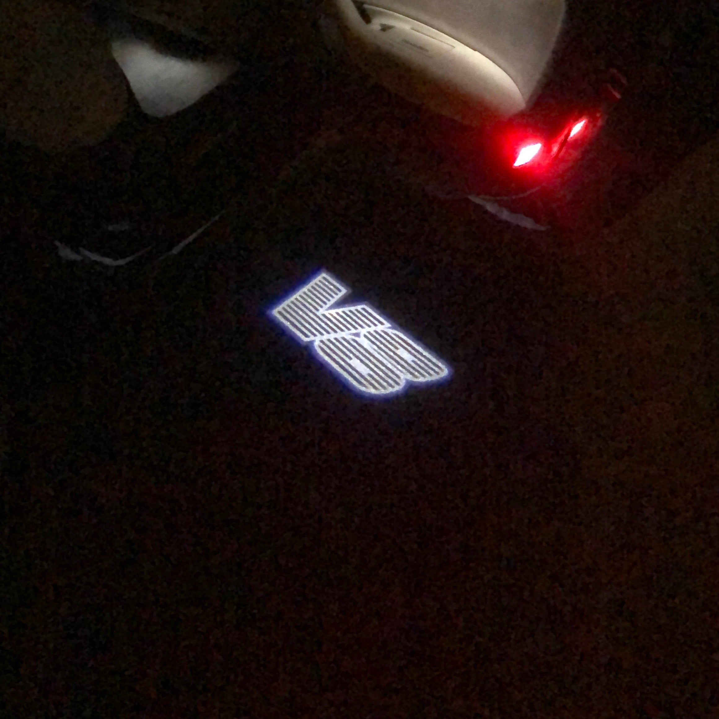 Volkswagen Door beleuchtet V8 Logo Nr. 68 (Menge 1 = 2 Logo Films /2 Türlichter im Kombi-Raum 65289;