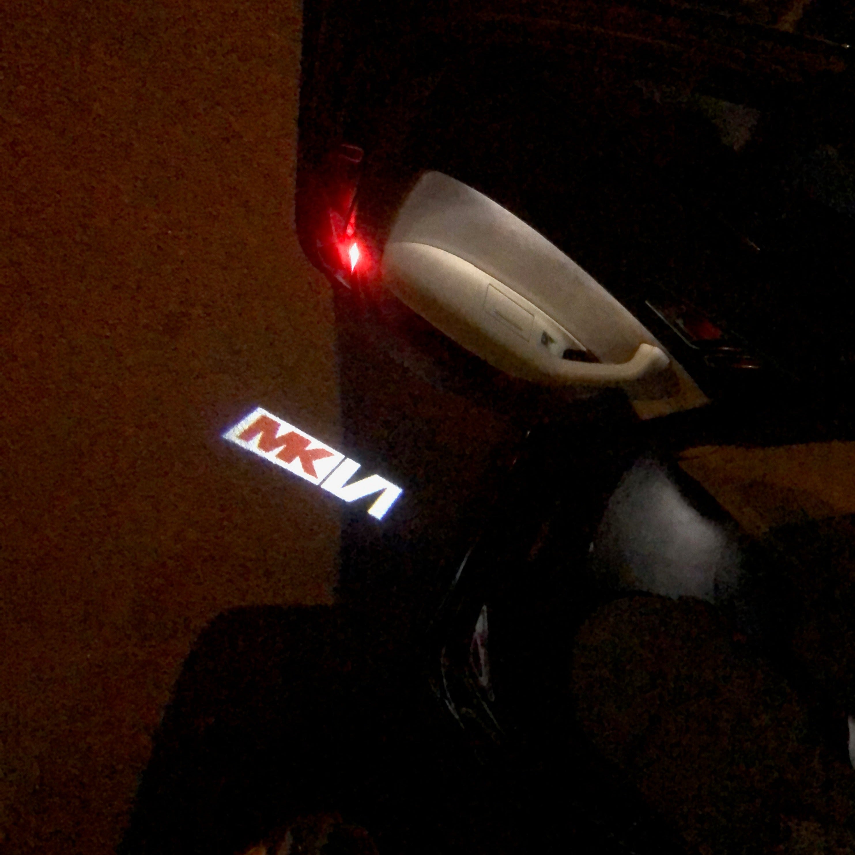 Volkswagen Luci porta MK6 Logo Nr. 102 (quantità 1 = 2 Logo Films / 2 luci porta)