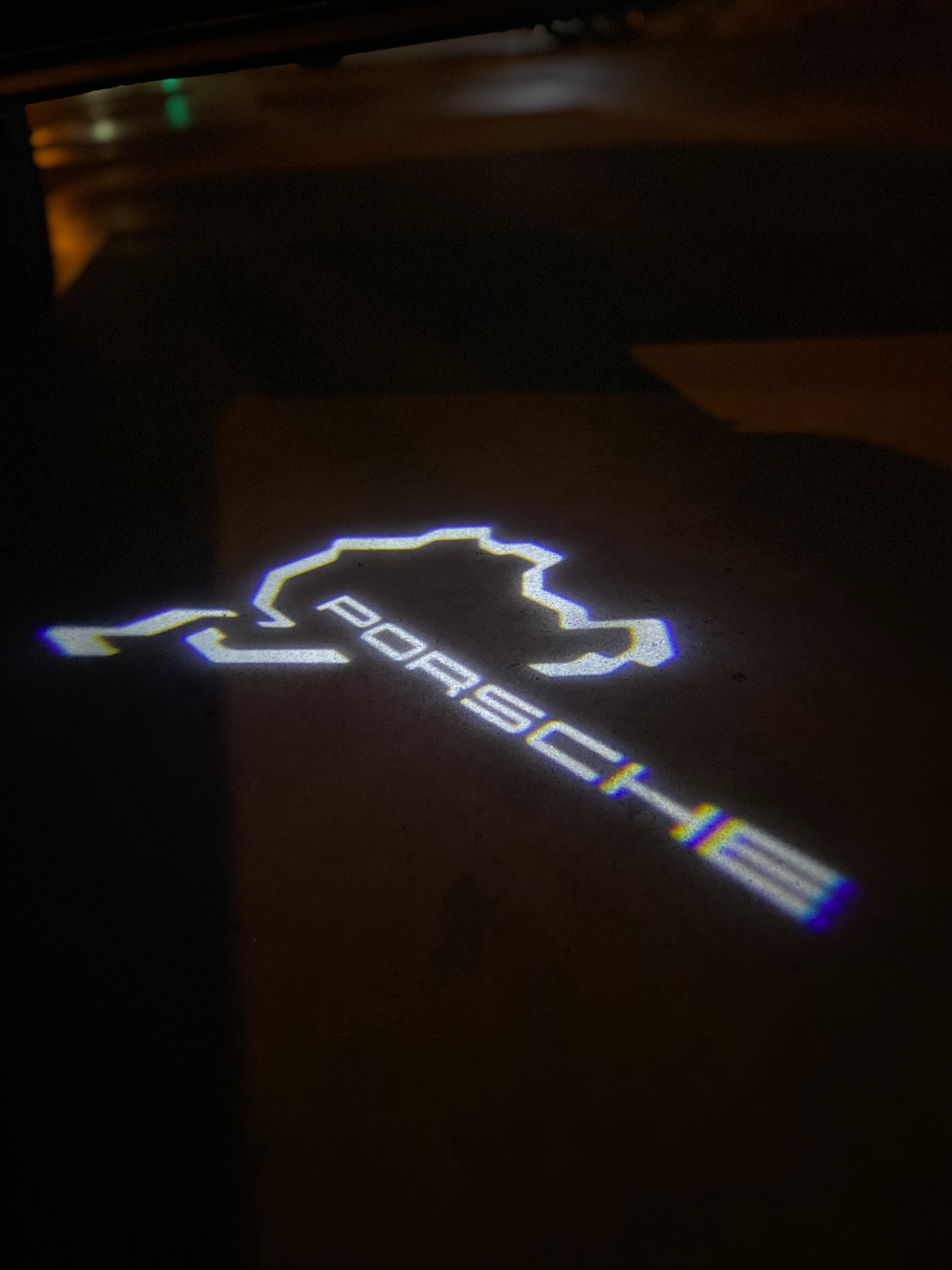 LUCI PROIETTORI LOGO ORIGINALI PORSCHE Nr.03 (quantità 1 = 2 Logo Film / 2 luci porta)